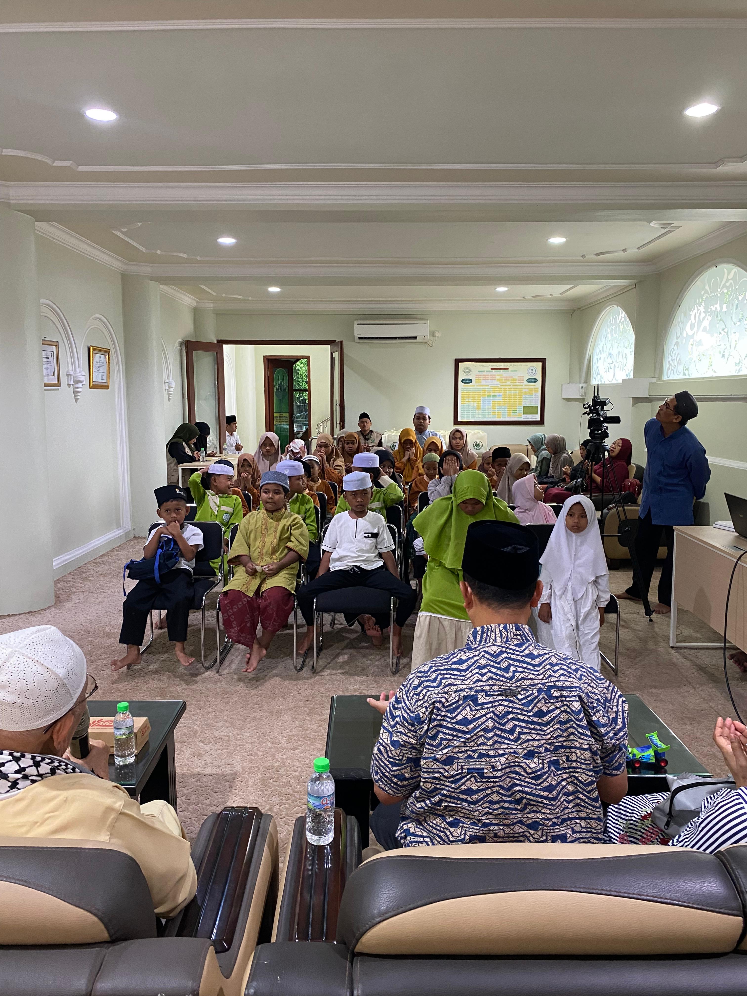 Mengukir Senyum dan Mengangkat Doa: Santunan dan Doa Bersama Anak Yatim ZISWA Masjid Agung Jami' Malang